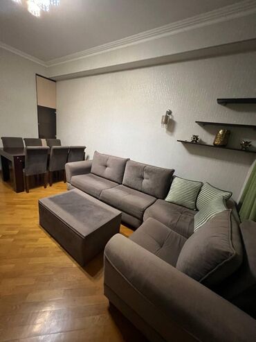 Uzunmüddətli kirayə mənzillər: Ayna Sultanova heykəlinin yanında 19 mərtəbəli binanın 17-ci — 2