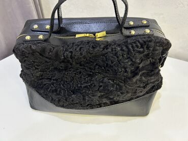 кожаные сумки: Продаю кожаную сумку комбинированная с мехом каракульча. Производство