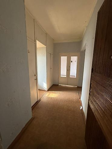 старый толчок квартиры: 3 комнаты, 2 м², 105 серия, 5 этаж, Старый ремонт — 5