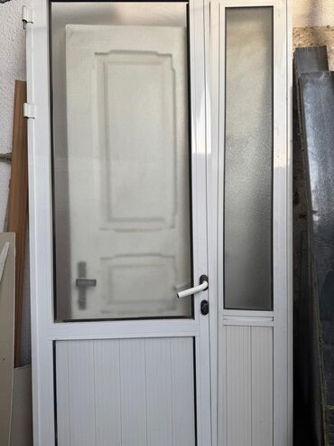 Сейфы: PVC giriş qapısı və yan işıqlıq - Material: ağ rəngli PVC profil -