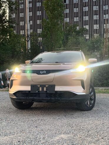 купить запчасти на опель вектра б: Автомобиль, выполненный в золотистом цвете, имеет современный дизайн