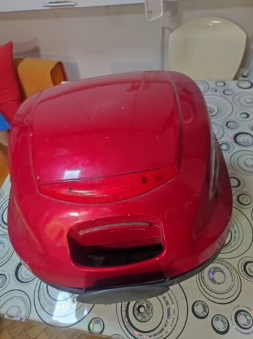 Ostali motocikli i skuteri: Kutija za odlaganje stvari na motociklu ili skuteru, izrađena od — 10