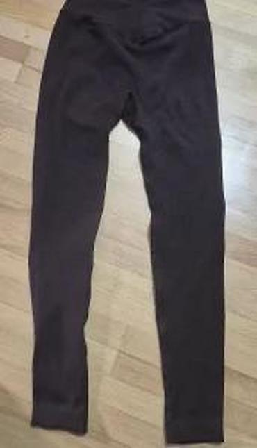 Helanke, biciklistički šortsevi: Ženske helanke tamne boje sa rebrastom teksturom. Karakteriše ih visok — 25