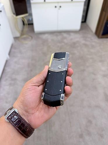 vertu phone: Vertu 4 GB, rəng - Gümüşü, Düyməli — 6