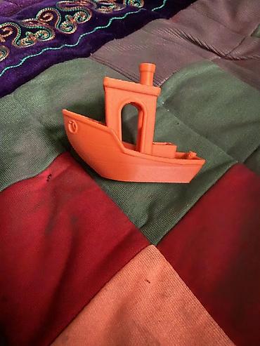 Модели кораблей: 3D-печатная модель лодочки “Benchy” (синий и оранжевый) - Материал — 4