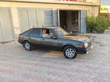 г бишкек портер 1: Автомобиль Opel Ascona GT с кузовом хэтчбек, оснащенный багажником на