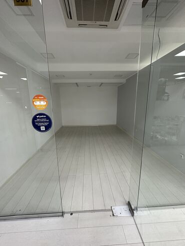 сдать офис в аренду: Сдаю бутик 5 этаж в ТЦ Сеул Плаза 17 кв метров. На длительный срок