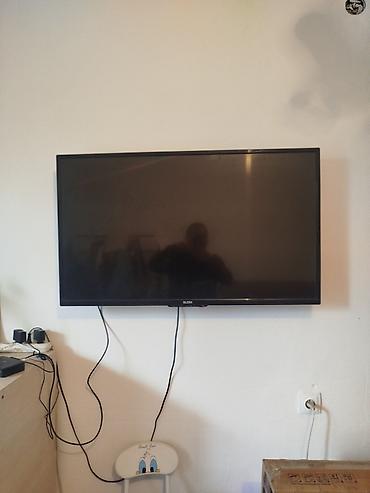 core 2: Телевизор BLESK, диагональ около 40–43". Тонкая рамка, плоская панель — 4