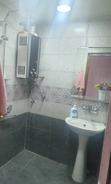 Uzunmüddətli kirayə mənzillər: Nəsimi rayonu Memar Əcəmi metrosunun yaxınlığında, 5 mertebeli binanın — 9