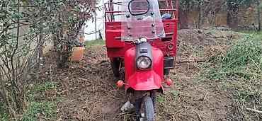 motosiklet icarə: Qırmızı yük daşıyan üçtəkərli motosiklet - Gövdə: ön hissədə iri — 1