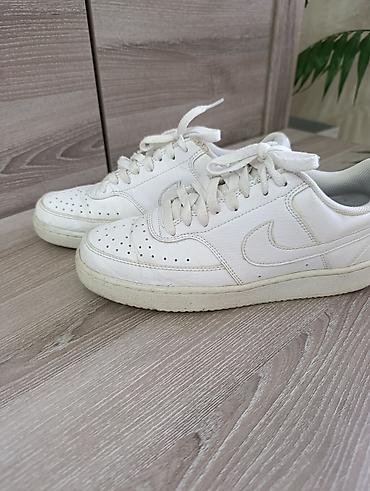 три вершины: Белые кроссовки Nike (модель по ярлыку: DH) - Размер по стельке: US — 1