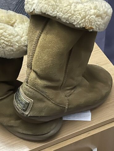 Угги: Зимние сапоги-угги из замши с меховой отделкой. - Материал верха — 2