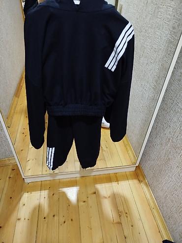 adidas ev geyimleri instagram: Qara idman dəsti – kapüşonlu üst və şalvar - Rəng: qara, ağ üç — 1