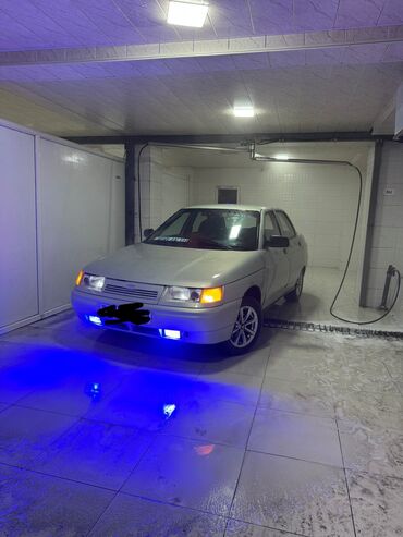 Gümüşü rəngdə Lada 2110 sedan avtomobili demirci ve malyar isi var