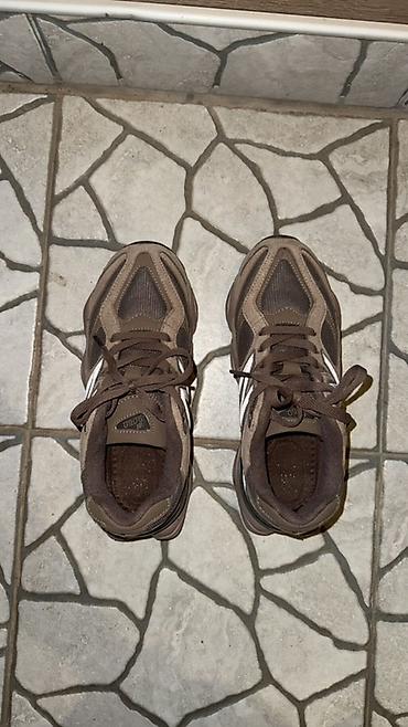 dioptrija plus 1: New Balance 9060 patike u braon/taupe nijansi sa belim “N” logotipom — 4