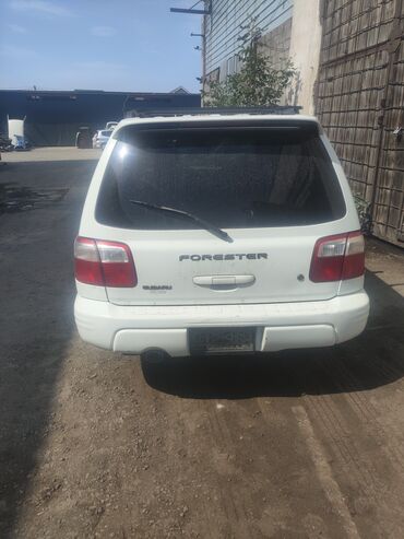 жол тандабас унаалар: Белый внедорожник Subaru Forester с задним спойлером и рейлингами на