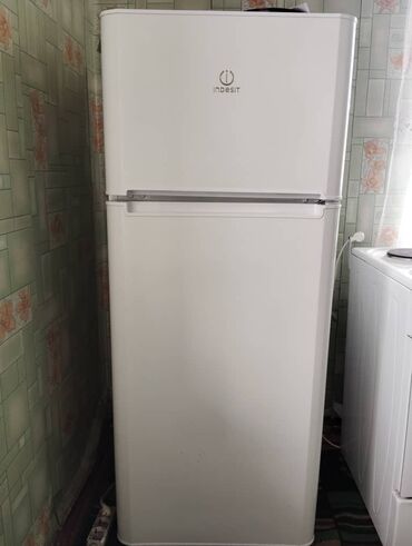 hitachi холодильник: Холодильник Indesit, Б/у, Двухкамерный, 60 * 150 *