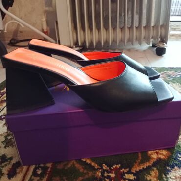 женская обувь 38: Срочно продаю летние босоножки со стойким каблуком, надевала один