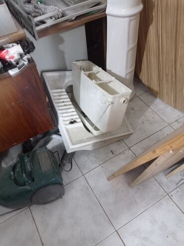Hamam üçün aksessuarlar: Ağ rəngdə, çöməlmə tualet qazanının satışı. Bu tualet qazanı ayaqla