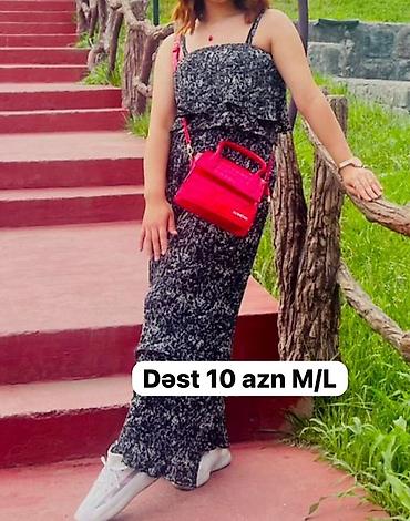 Dəstlər, kostyumlar: Qadın geyimləri – ölçü M - Ağ zolaqlı iki hissəli dəst: düyməli — 10
