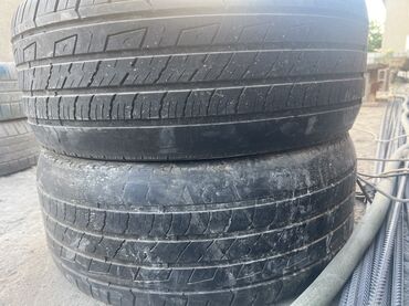 шины r15 18565: Пара автомобильных шин для легкового автомобиля. Покрышки имеют