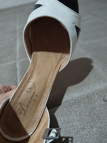 ravne zlatne sandale: Sandals, 38