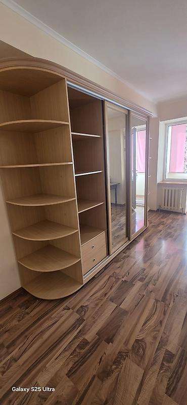 гардероб купе: Шкаф-купе с зеркальными дверями - Материал: ЛДСП под светлый дуб/бук — 2