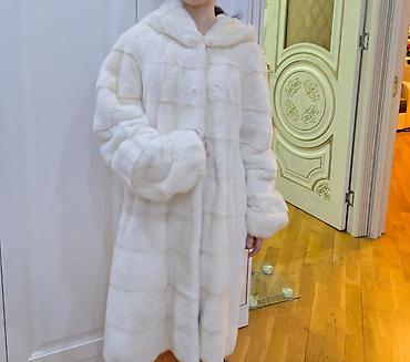 Ağ rəngli xəz şuba - Model: kapüşonlu, uzun kəsim (diz-altı) - Rəng