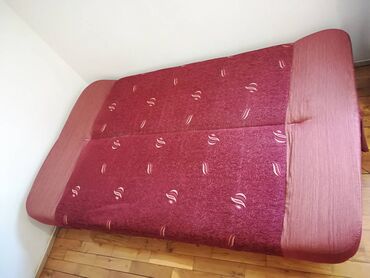 trpezarijski sto za 6 osoba dimenzije: KREVET - Na prodaju krevet na makaze bordo boje bez ikakvih