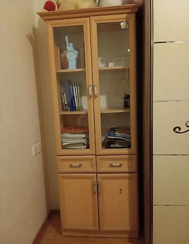 kamod satilir: Şüşə vitrinli kitab şkafı satılır - Üst hissə: 2 şüşə qapı, içəridə 3 — 1