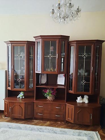 Klassik tərzli qonaq otağı üçün vitrinli mebel dəsti. - Material