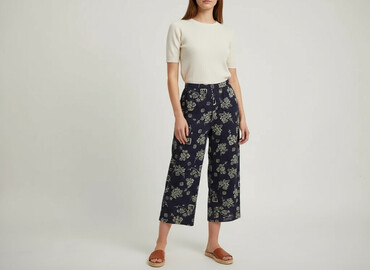 kapcie na szydełku damskie: 3/4 Trousers for women, size S