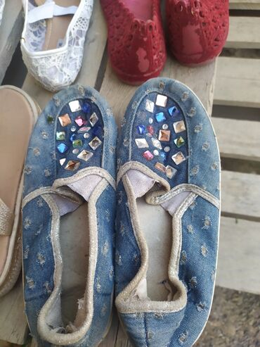 Müxtəlif rəngli daşlarla bəzədilmiş, cinsdən hazırlanmış bu slip-onlar