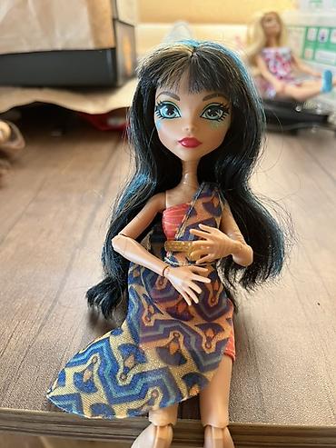 monster hing: Monster High temalı moda kuklası - Qara saçlı, mavi vurğulu, ön — 1