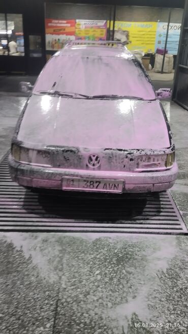 дополнительная фара: Автомобиль Volkswagen Passat B3 в кузове универсал, черного цвета