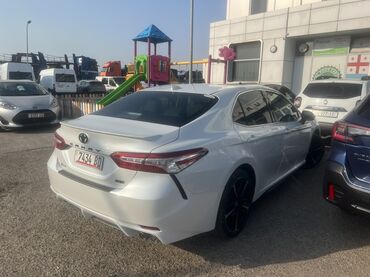 шевроле камаро цена: Белый седан Toyota Camry XSE. Автомобиль оснащен тонированными задними