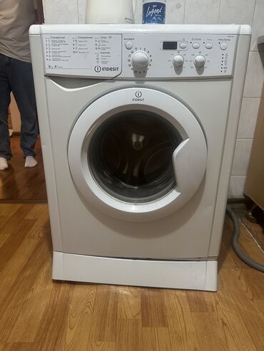 нерабочая техника: Кир жуучу машина Indesit, Колдонулган, Автомат, 5 кг чейин, Компакттуу