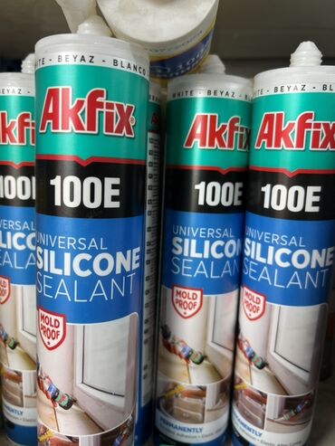 плитки для ванной: Универсальный силиконовый герметик Akfix 100E, представленный в белом