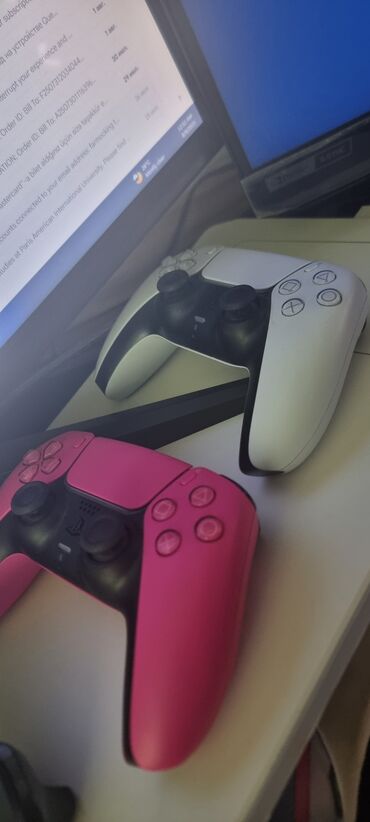 Audio: PlayStation 5 konsolu və iki ədəd DualSense kontrolleri. Konsol ağ