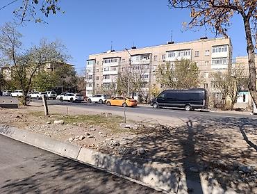чуйск: 3 комнаты, 61 м², Аламединский рынок / базар 105 серия, 5 этаж, Старый ремонт — 1