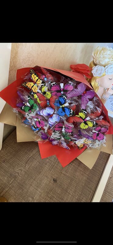 Hədiyyələr: Satilirlar endirim olub.Karobka buket 20m.Gul buket 18m — 13