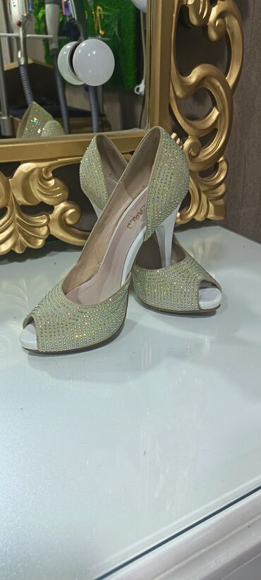 Çəkmələr: Ölçü: 38, İşlənmiş — 12