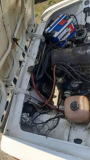 VAZ (LADA): VAZ 2106, ağ rəngli sedan. Texniki xüsusiyyətlər: - Kuzov: sedan — 9
