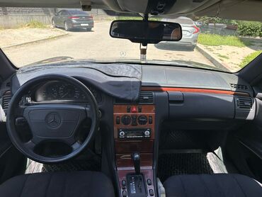 Mercedes-Benz: Mercedes-Benz 220: 1995 г., 2.3 л, Автомат, Бензин, Седан