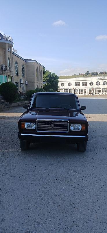 09 maşın: VAZ 2107 sedan – tünd bordo rəngli klassik model. - Kuzov: 4 qapılı — 4