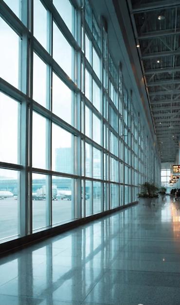 Другие окна на заказ: Многосекционное окно с рамами из темного материала, вероятно, алюминия — 14