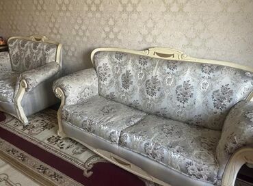 стол с диваном: Прямой диван, цвет - Серебристый, Б/у