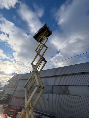 Građevinarstvo i rekonstrukcija: Kamion sa kranom   Duzina krana 25m   Tovarni prostor 6.30 m x 2.5m    — 8