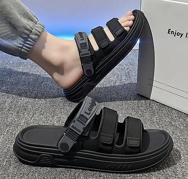 qara ayaqqabı: Unisex tərzli rahat sandal - Rəng: qara (boz detallı). - Üçlü ön — 3