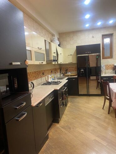 Həyət evləri və villaların satışı: Şəhər mənzərəsinə açılan balkonları olan möhtəşəm fasadlı 4 mərtəbəli — 36